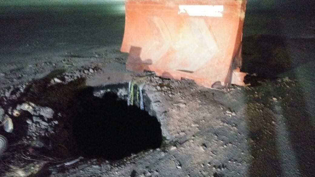 Reblandecimiento de tierra provocó hueco que pone en riesgo a los automovilistas