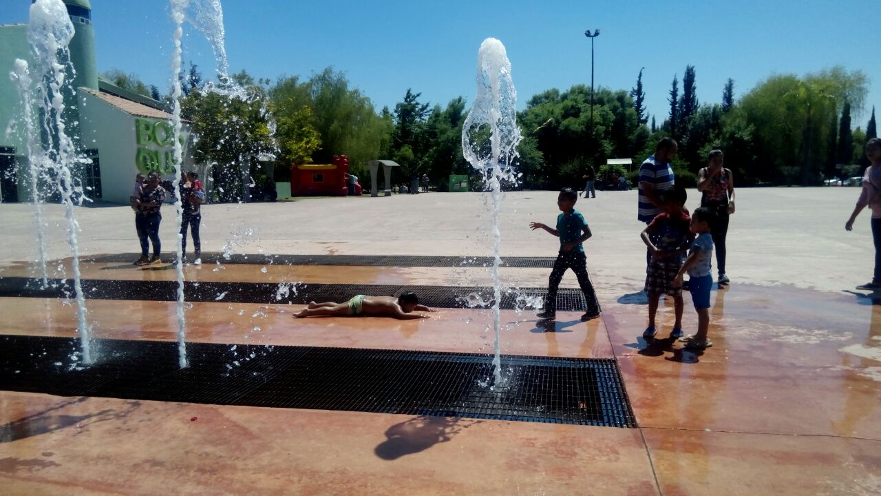 Laguneros disfrutan de día de asueto en fuentes del Bosque Urbano