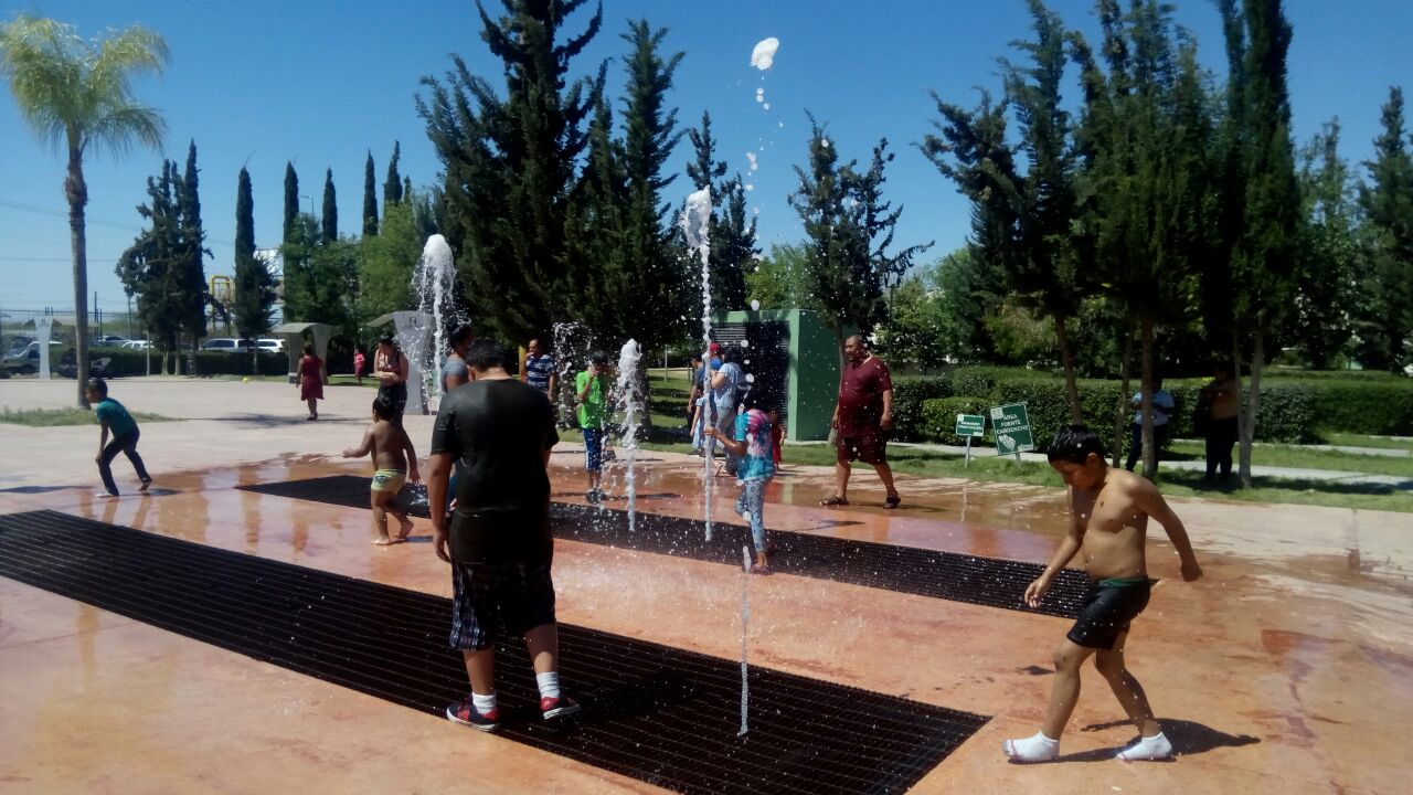 Laguneros disfrutan de día de asueto en fuentes del Bosque Urbano