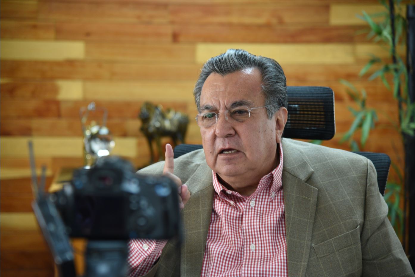 Pagos en la SEED se retrasan por causas ajenas a la institución: Calderón