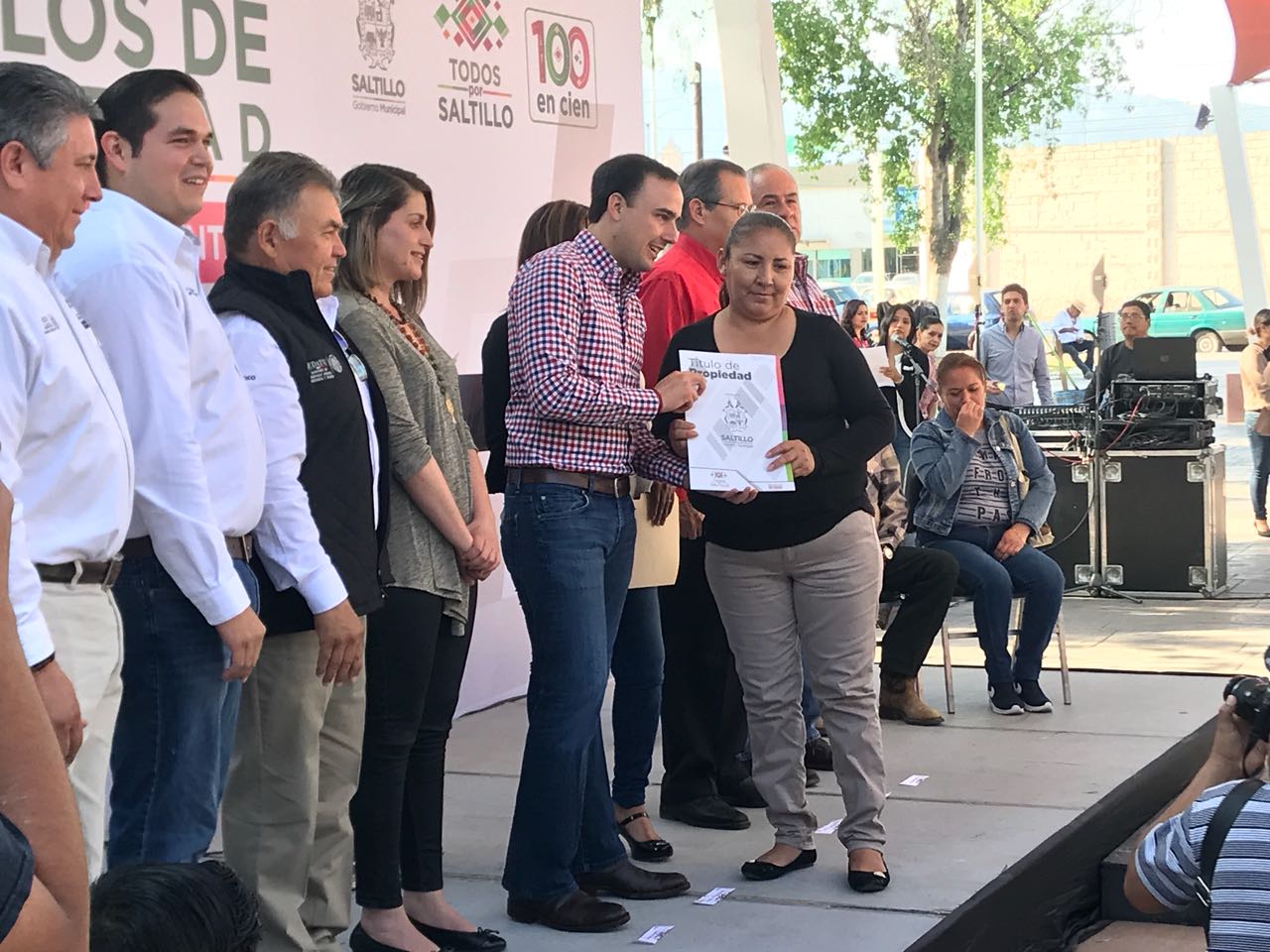 Entregan títulos de propiedad en Saltillo