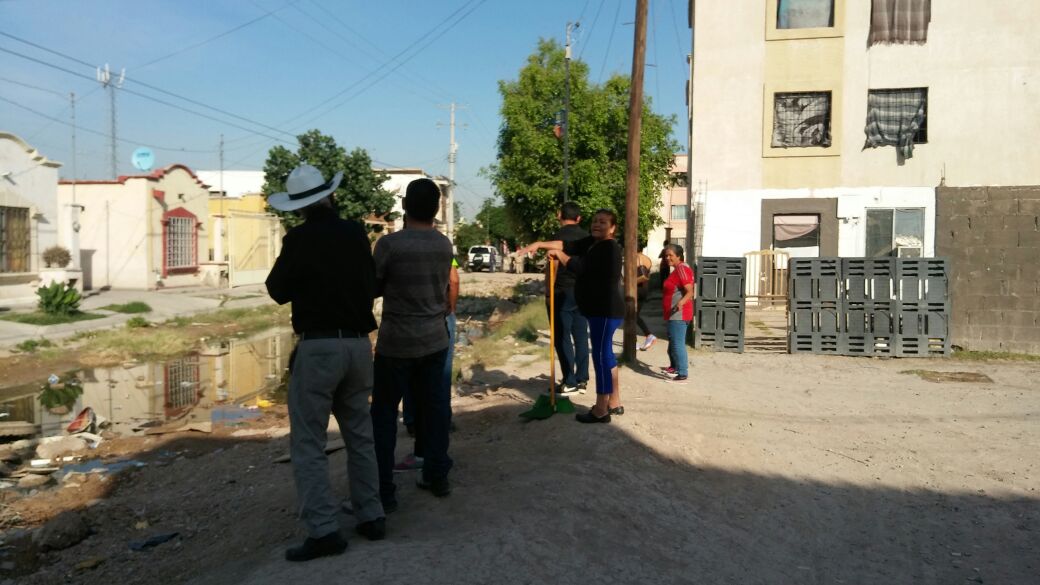 Cuadrillas de trabajadores acuden a atender servicios públicos en condominios Manhattan en Rincón La Merced