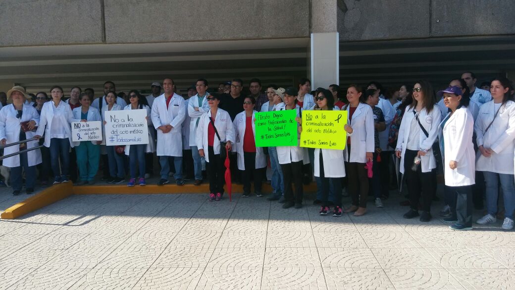 Médicos laguneros exigen justicia por doctor acusado de homicidio doloso