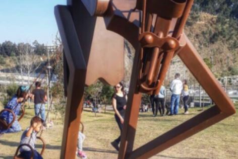 Infantes "juegan" con escultura de Mario Zarza en Parque La Mexicana