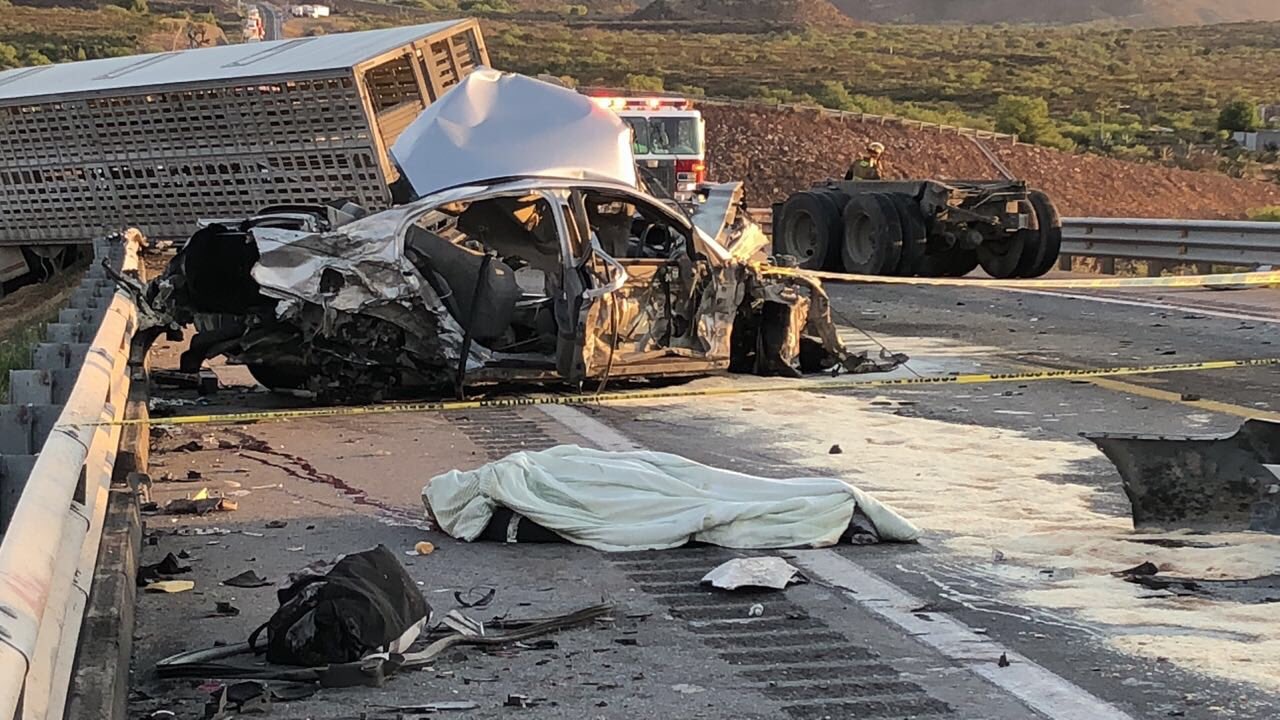 Fatal choque frontal entre tráiler y auto deja un muerto | Telediario ...