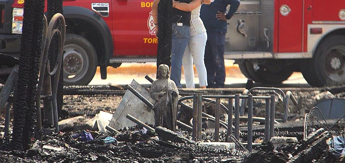 Incendio “devoró” ocho jacales de Torreón, pero imagen de San Judas quedó en pie