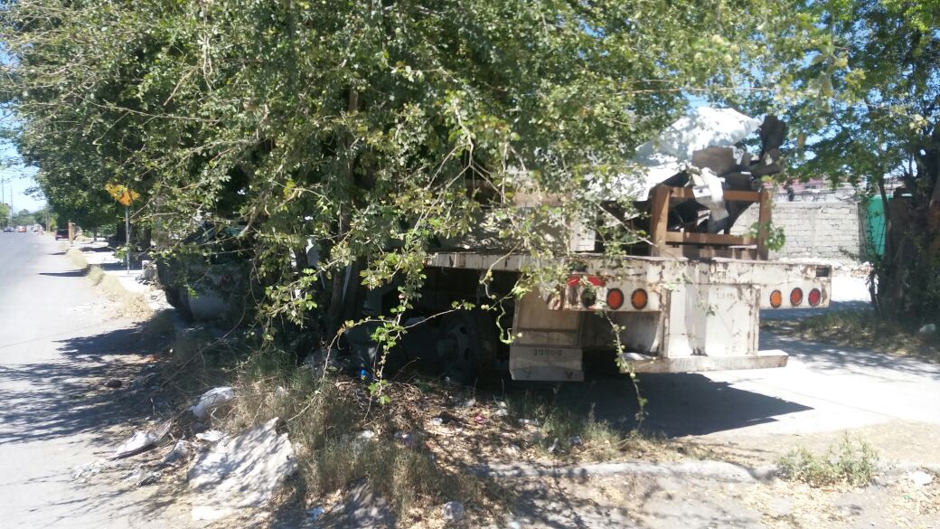 Reportan camión abandonado en colonia Santiago Ramírez