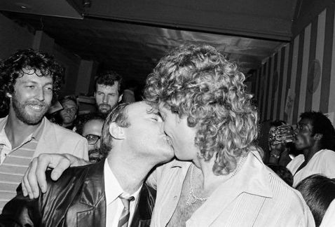 Elton John y David Beckham se dan un beso en la boca (VIDEO)