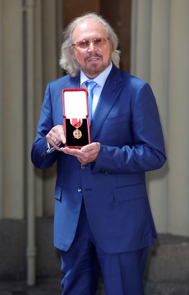 Último integrante de Bee Gees recibe título de caballero