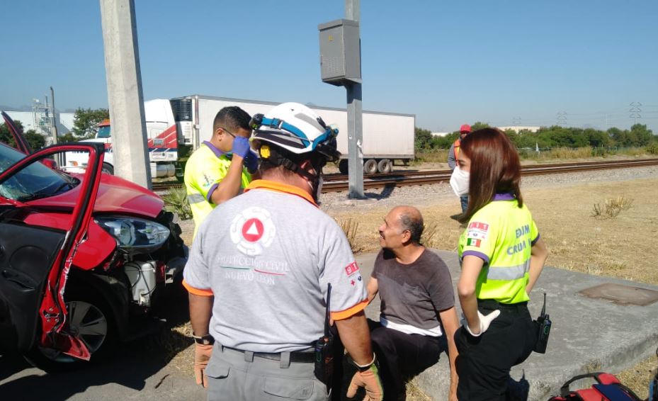 Pareja resulta lesionada al ser embestida por el tren en Escobedo  