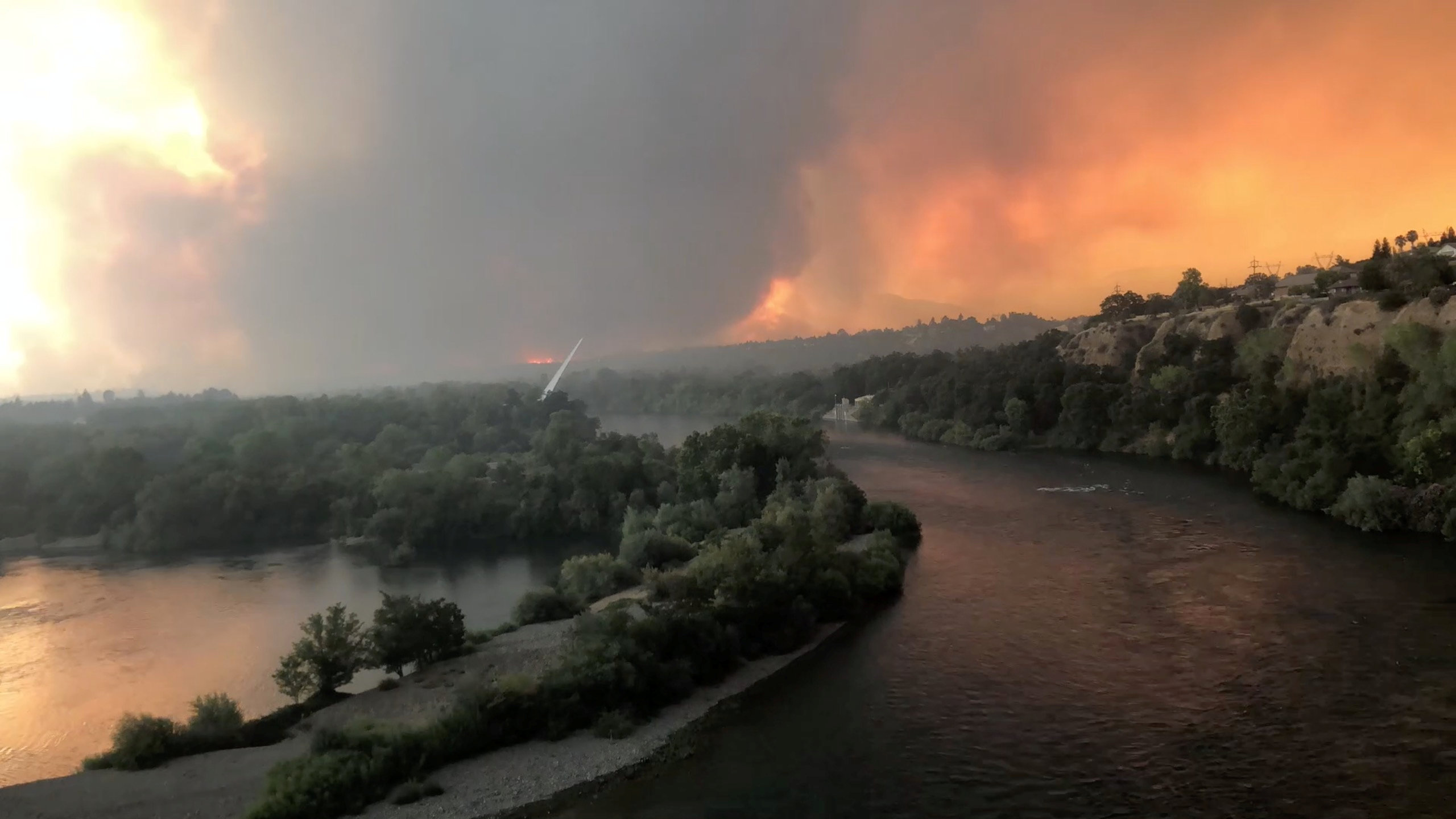 Incendios en California ponen en riesgo al menos 500 casas