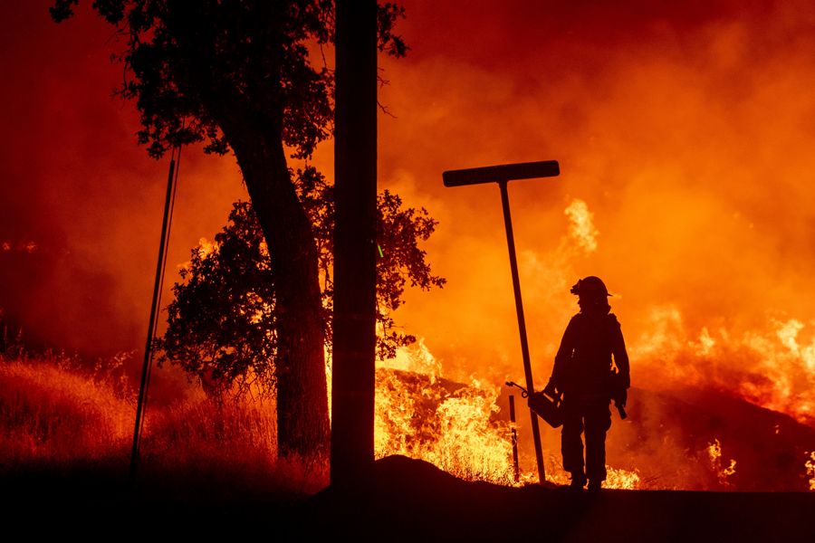 Incendios en California ponen en riesgo al menos 500 casas