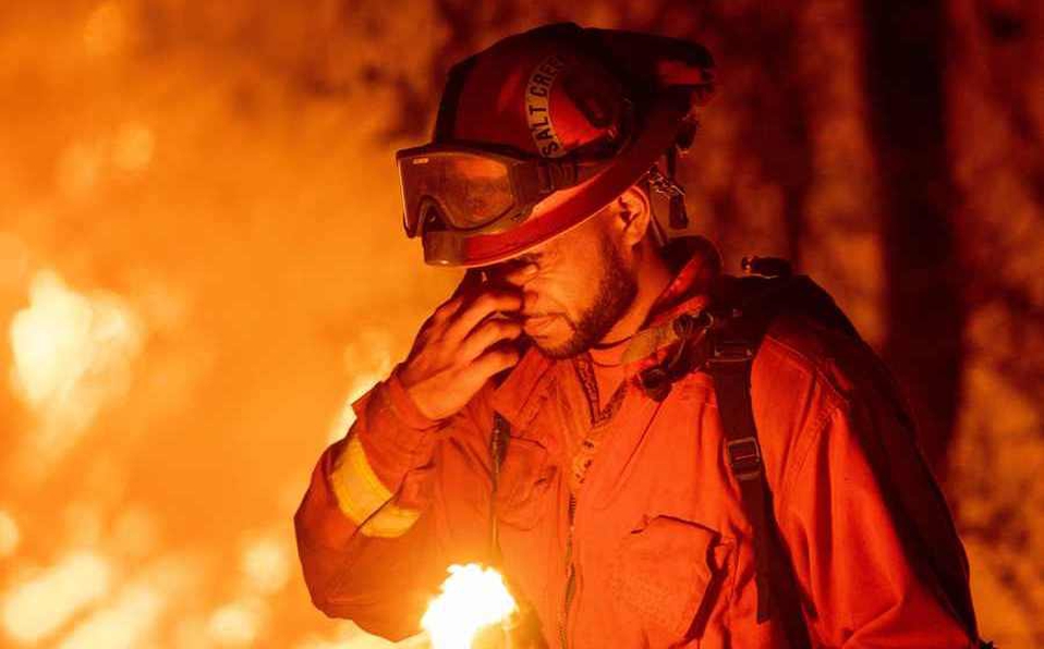 Incendios en California ponen en riesgo al menos 500 casas