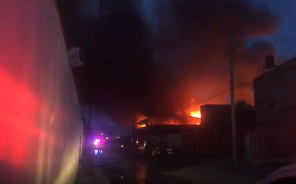 Incendio consume fábrica en zona industrial de Lerma (VIDEO)