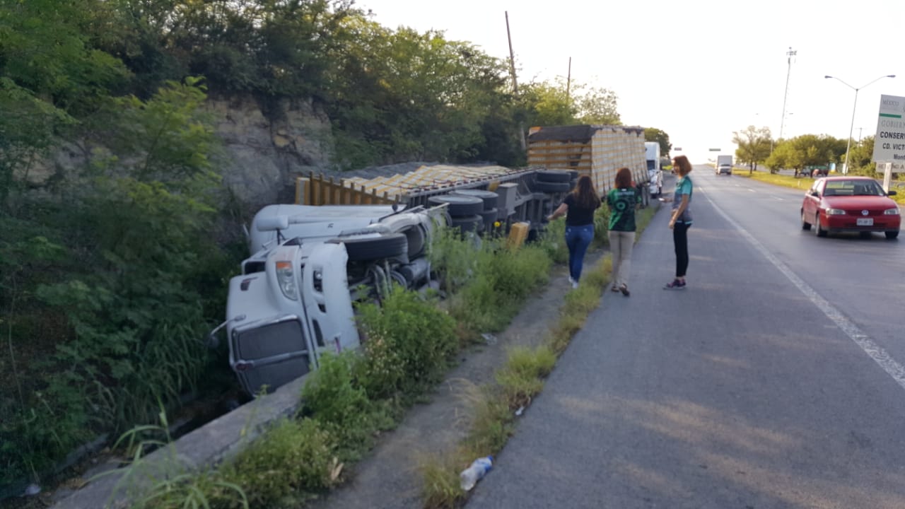 Vuelca tráiler cargado con pollos en la Carretera Nacional