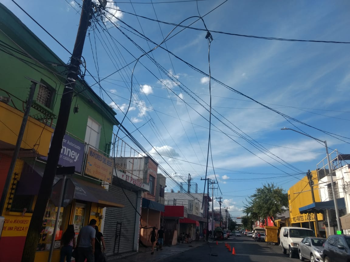 Camión derriba cables de energía eléctrica y deja sin luz a vecinos