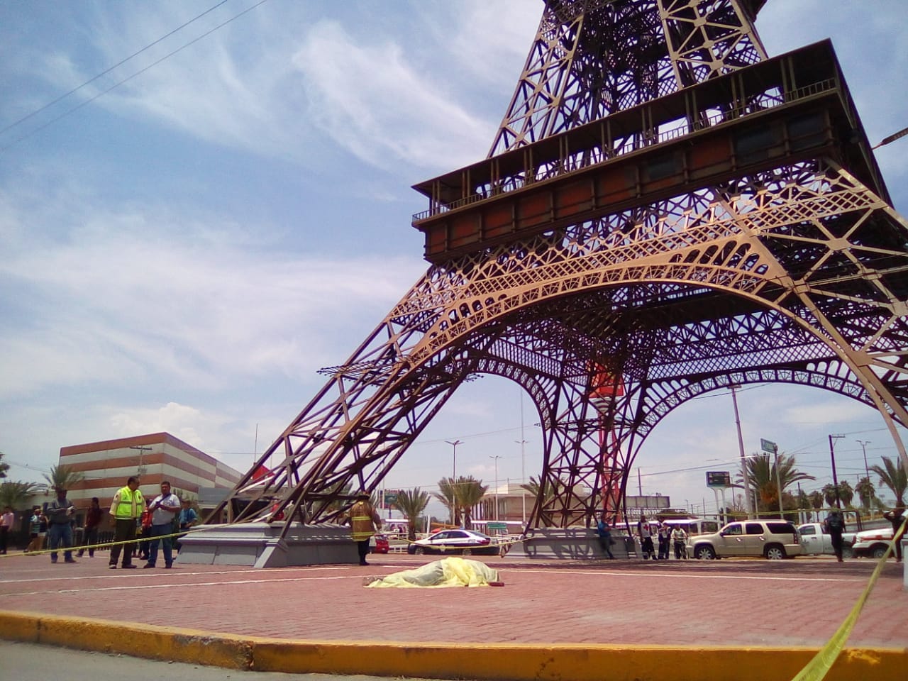 Hombre se quitó la vida lanzándose de la réplica de la Torre Eiffel en Gómez Palacio