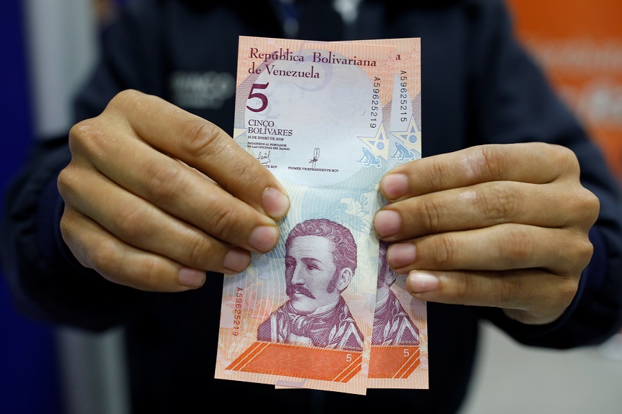 Venezolanos reciben nuevos billetes tras protesta opositora