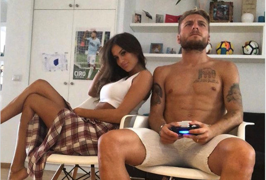 Immobile “cambia” a su sensual chica por el FIFA