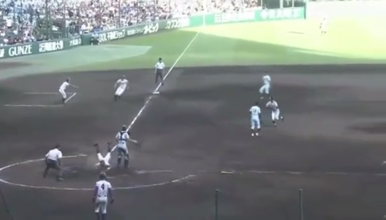 Un equipo en Japón ejecuta a la perfección toque suicida para dejar tendidos en el campo al rival