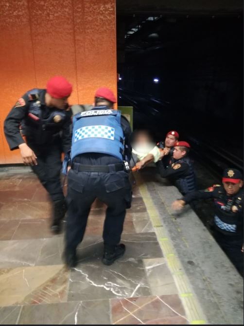 Policía Bancaria auxilia a pareja débil visual tras caer a vías del Metro