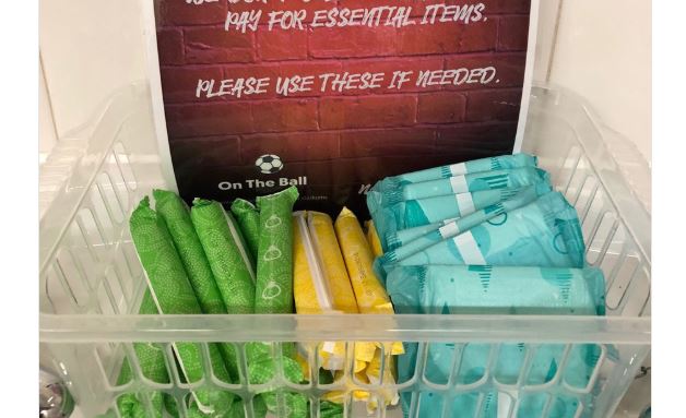 Regalan toallas sanitarias en ESTADIOS de futbol