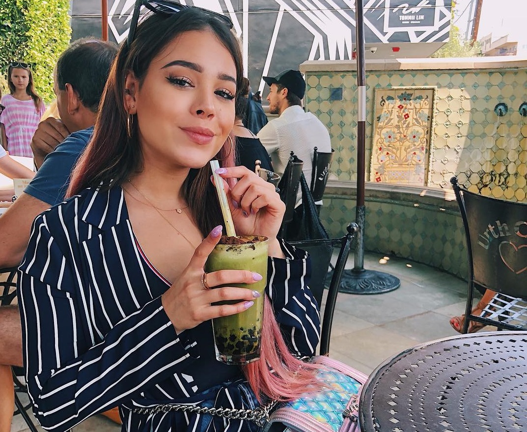 Por usar una mochila, critican a Danna Paola