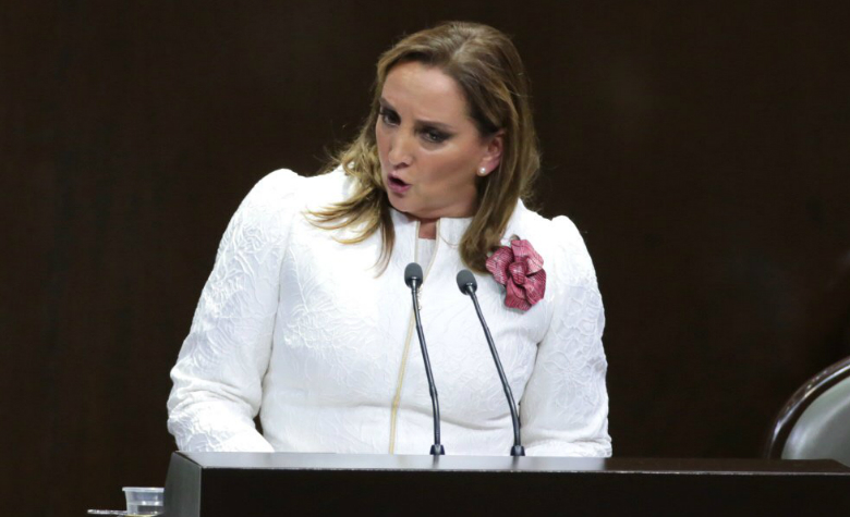 Interrumpen a Claudia Ruiz Massieu con el conteo de los 43 normalistas de Ayotzinapa
