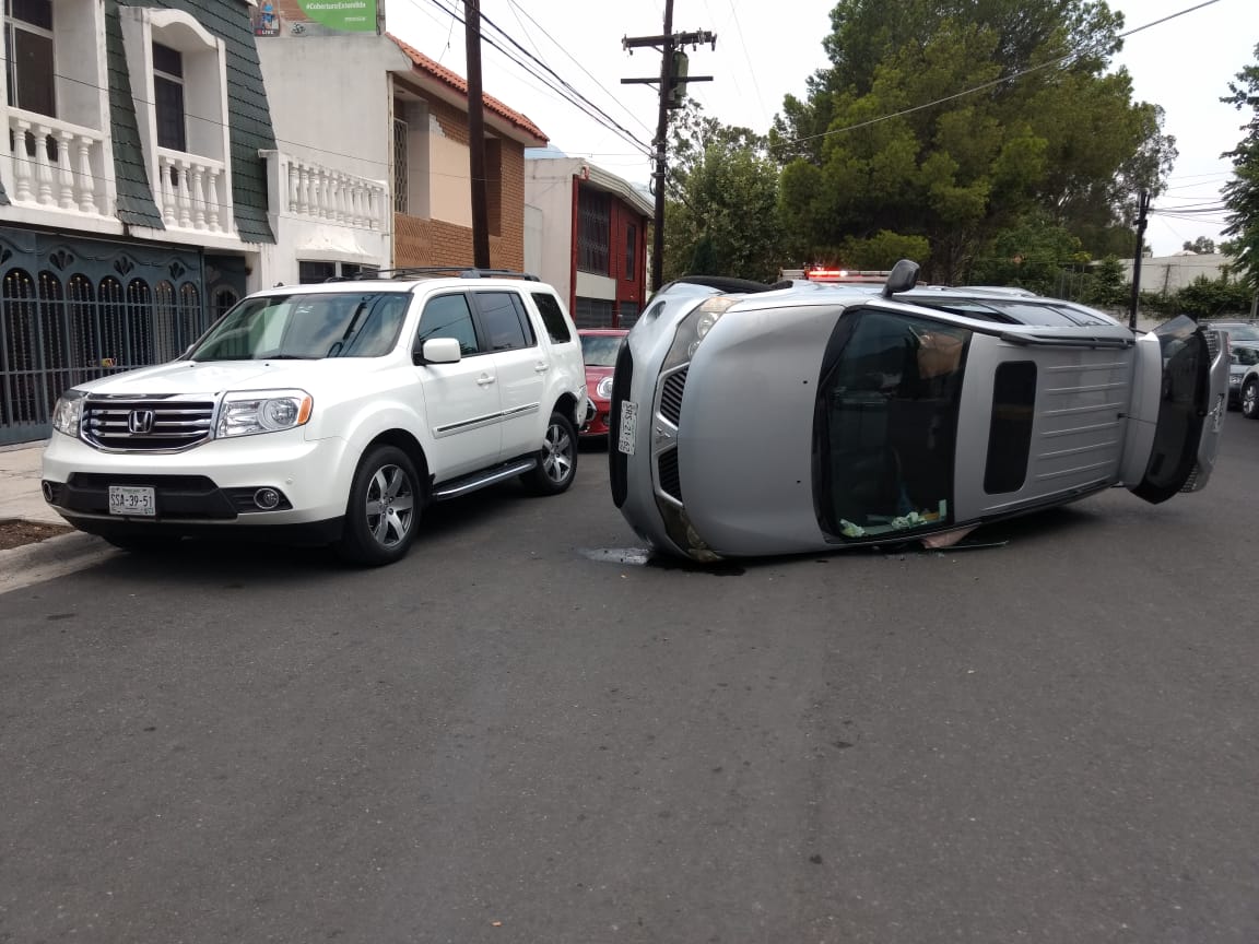 Vuelca camioneta tras chocar contra vehículo estacionado | Telediario ...