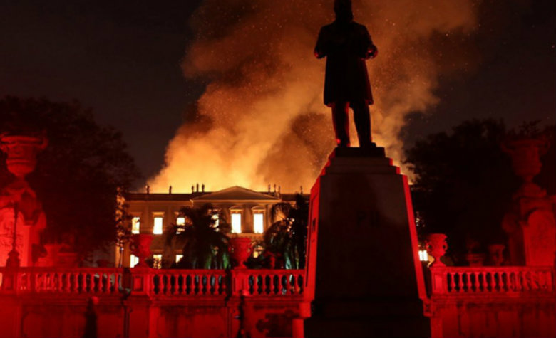 Incendio 'devora' Museo Nacional de Rio de Janeiro