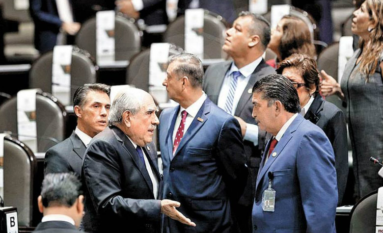 Va Morena por regular sueldos de burócratas