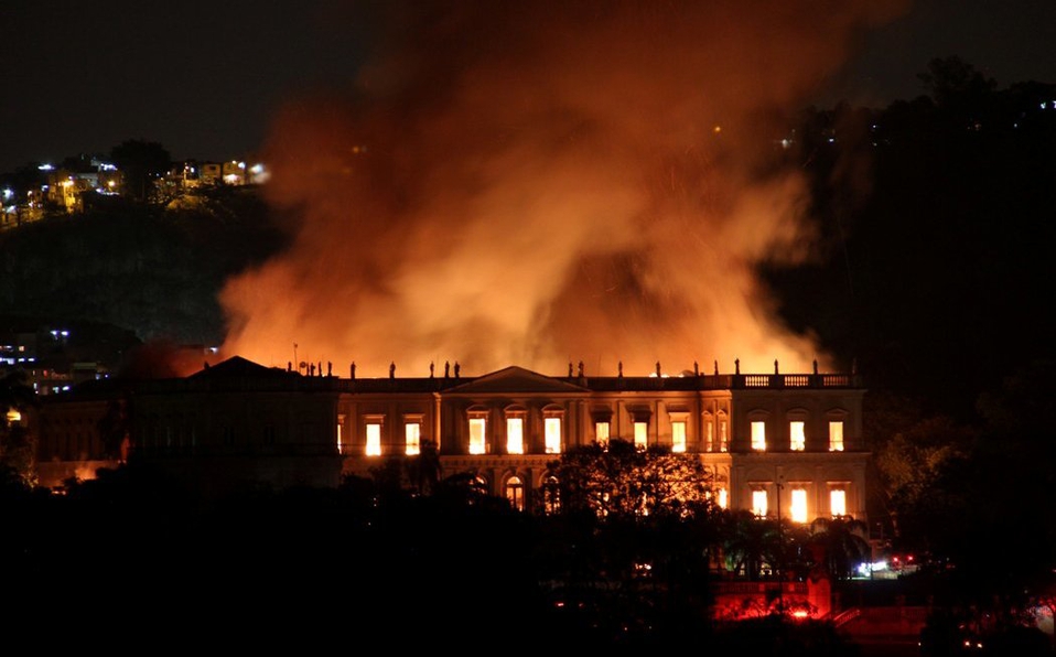 Incendio 'devora' Museo Nacional de Rio de Janeiro