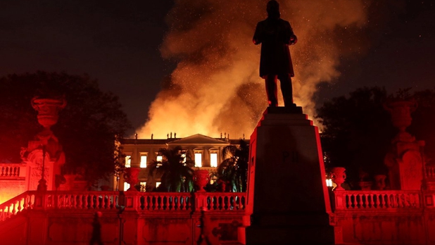 Incendio 'devora' Museo Nacional de Rio de Janeiro
