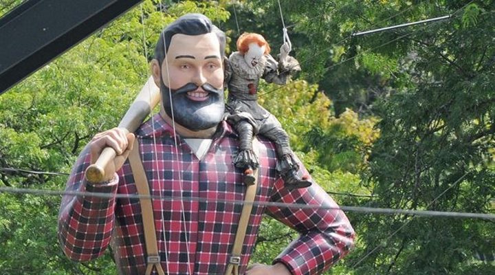 'Eso 2': Pennywise aparece sobre la estatua de Paul Bunyan (FOTOS)