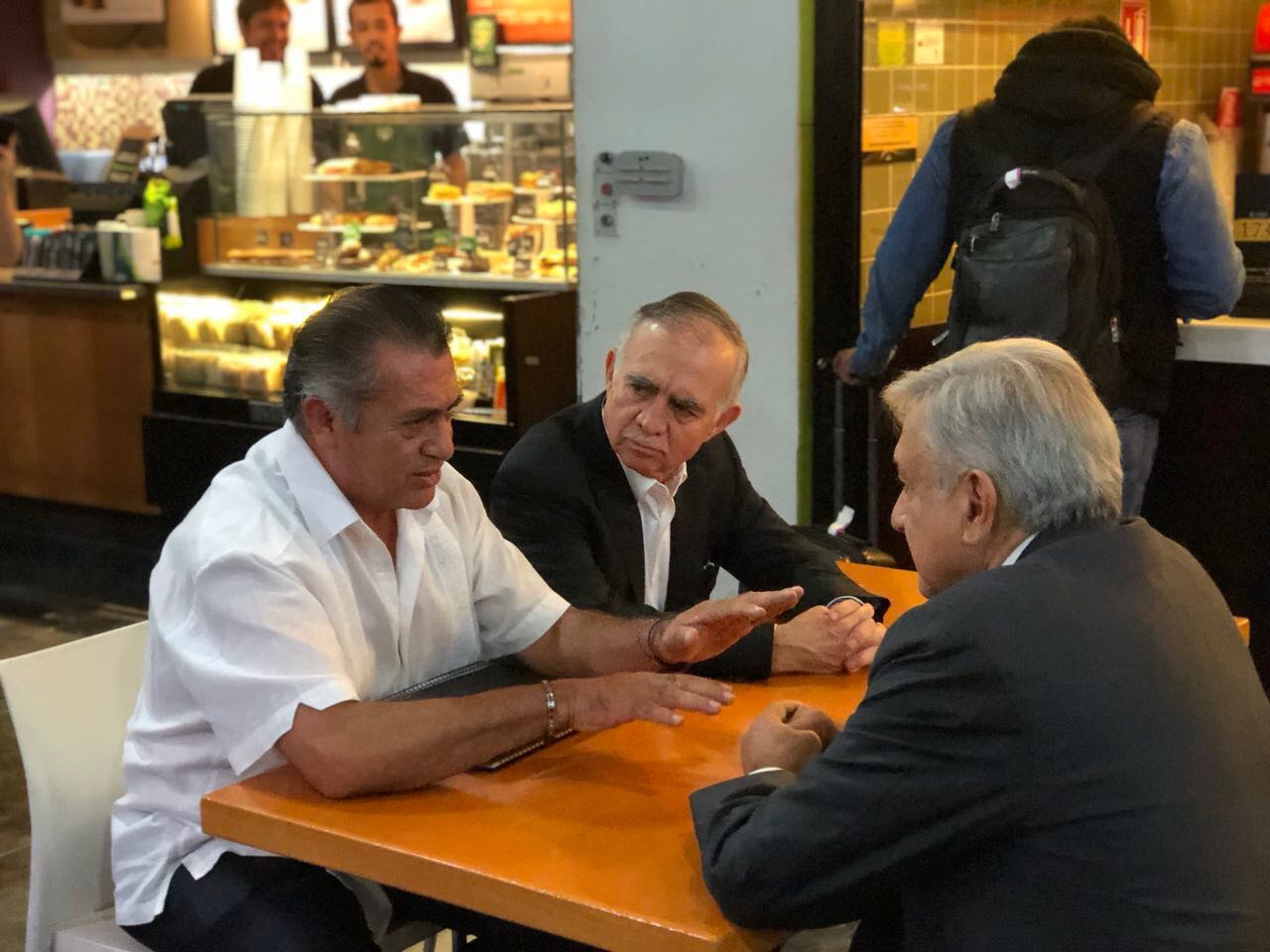 Recibe Jaime Rodríguez a AMLO en el Aeropuerto Internacional de Monterrey&nbsp;