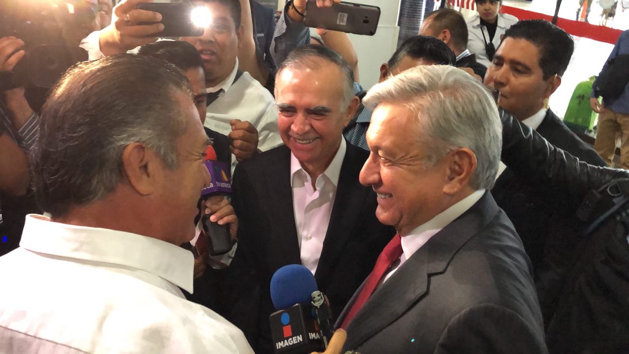 Recibe Jaime Rodríguez a AMLO en el Aeropuerto Internacional de Monterrey 
