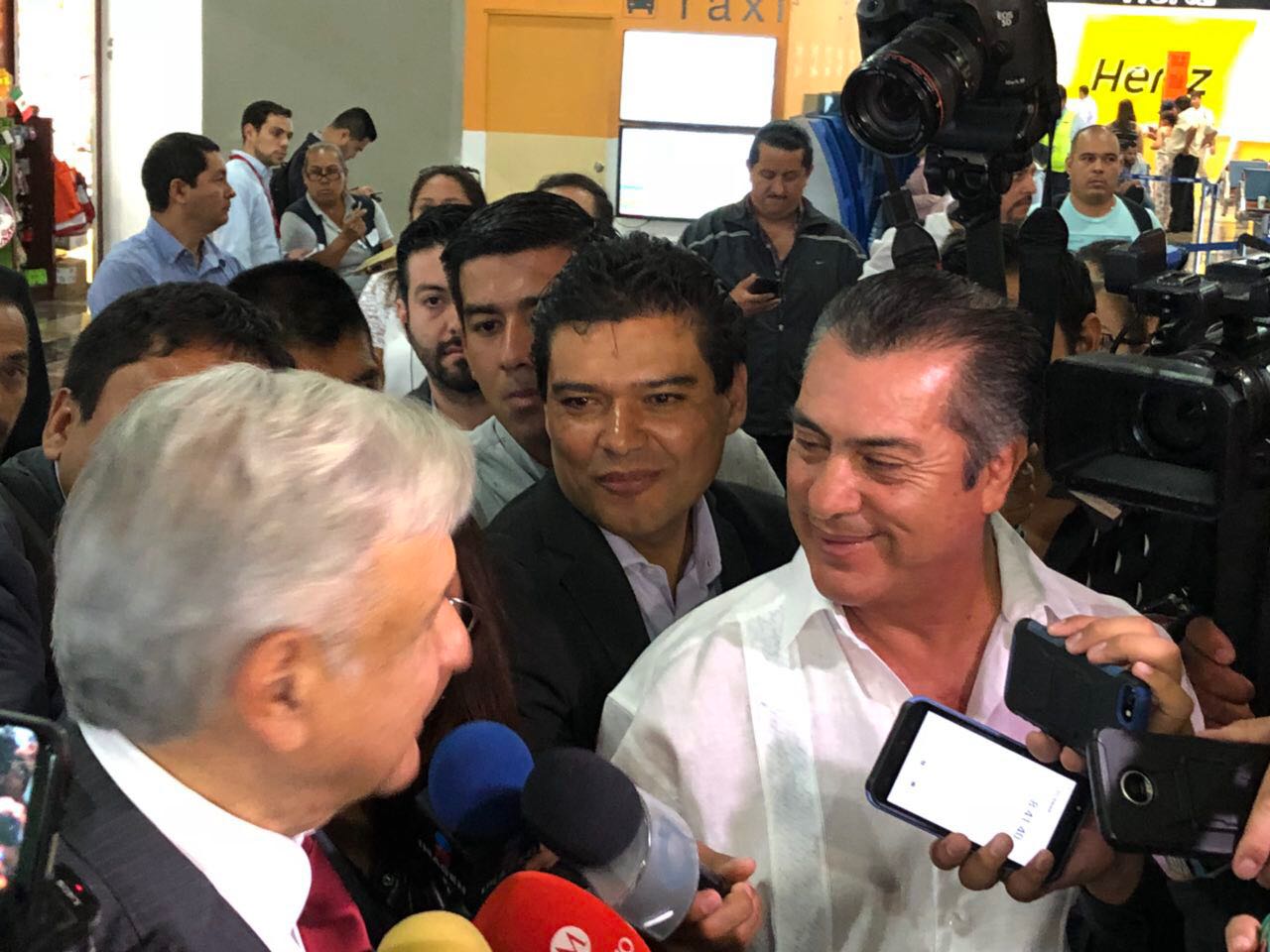 Recibe Jaime Rodríguez a AMLO en el Aeropuerto Internacional de Monterrey 