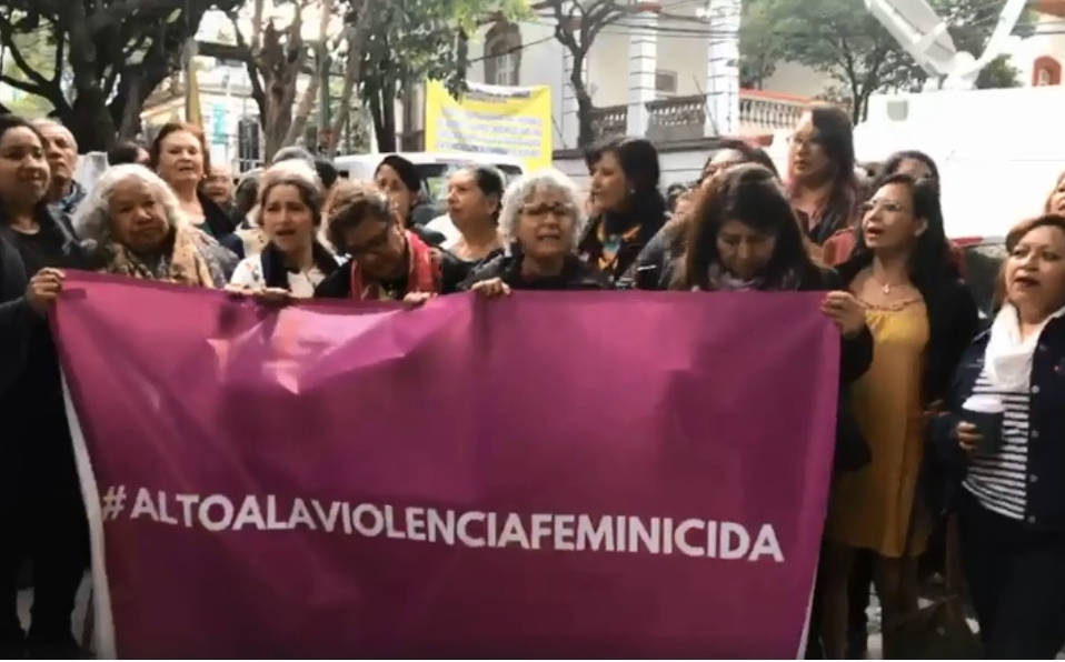 Mujeres piden a AMLO acabar con los feminicidios