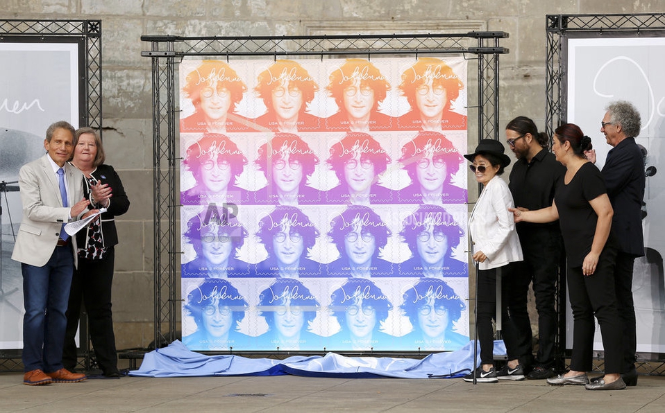Recuerdan con estampilla a John Lennon