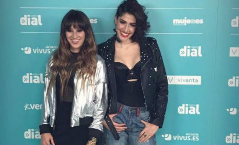 Ashley de Ha*Ash sufre caída durante una entrevista