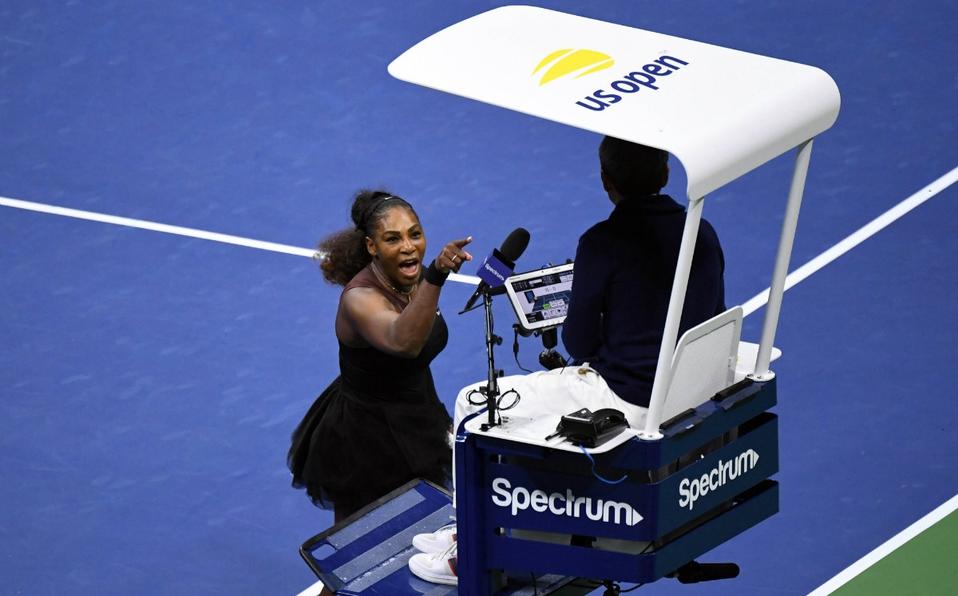 Multan a Serena Williams por gritarle 'ladrón' a juez de línea
