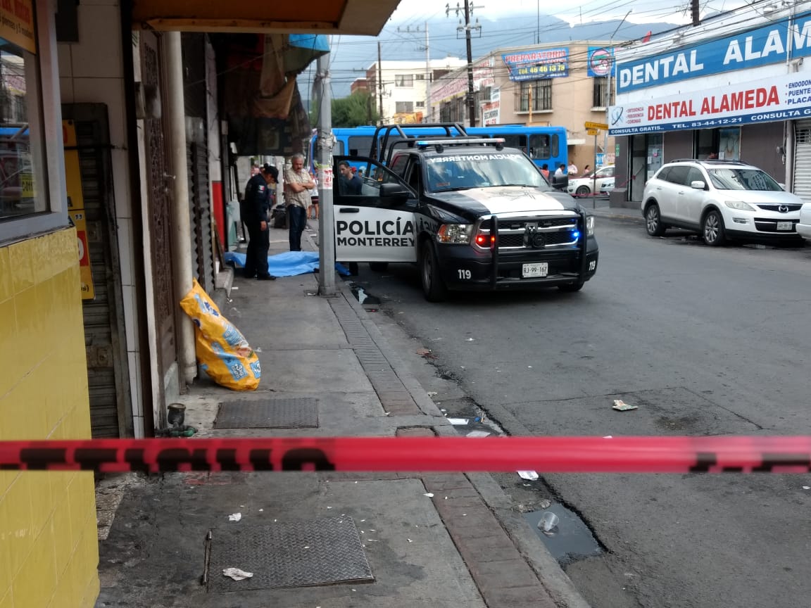 Muere hombre al salir de bar en centro de Monterrey | Telediario México