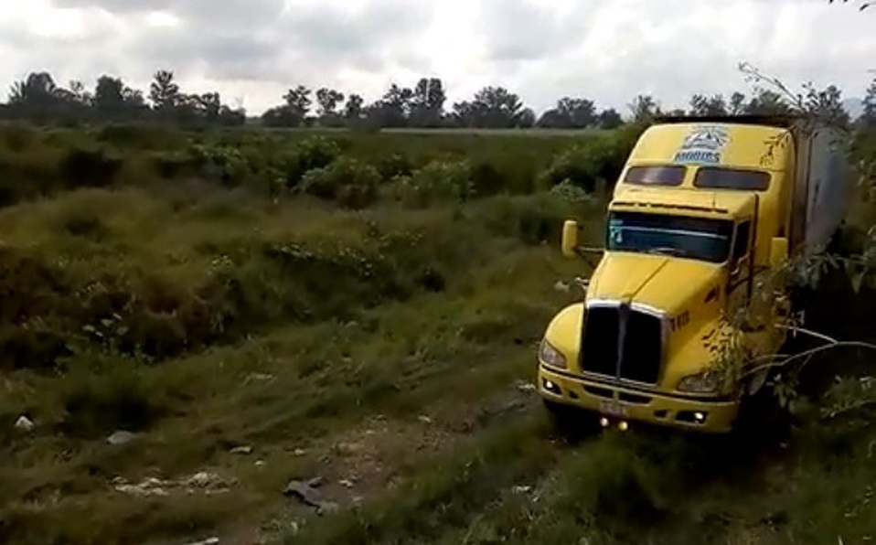 Tráiler con más de 150 cuerpos pasa por tres municipios en 24 horas