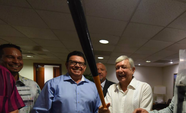 "Estoy bateando muy bien", presume AMLO a 'El Toro' Valenzuela
