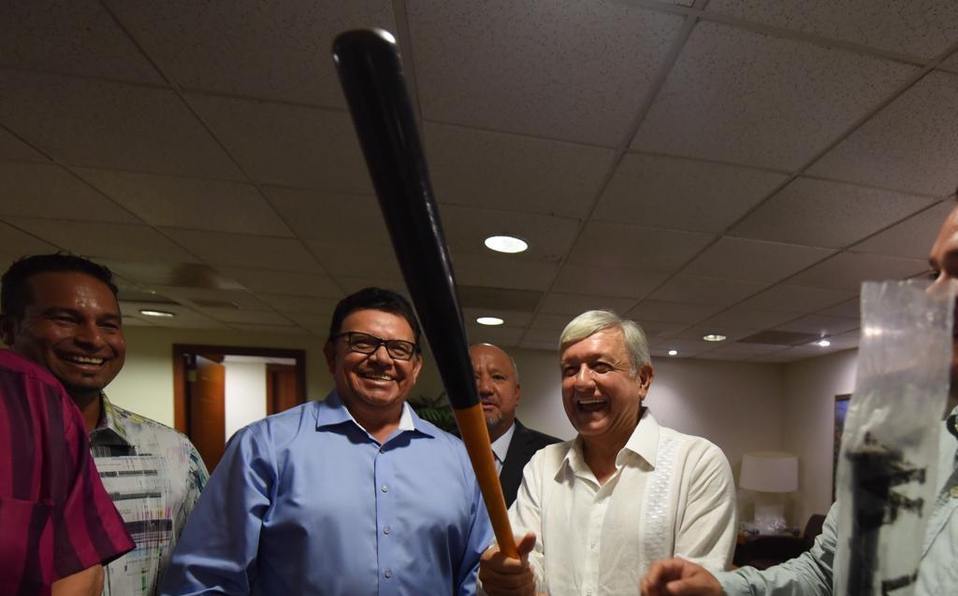 "Estoy bateando muy bien", presume AMLO a 'El Toro' Valenzuela