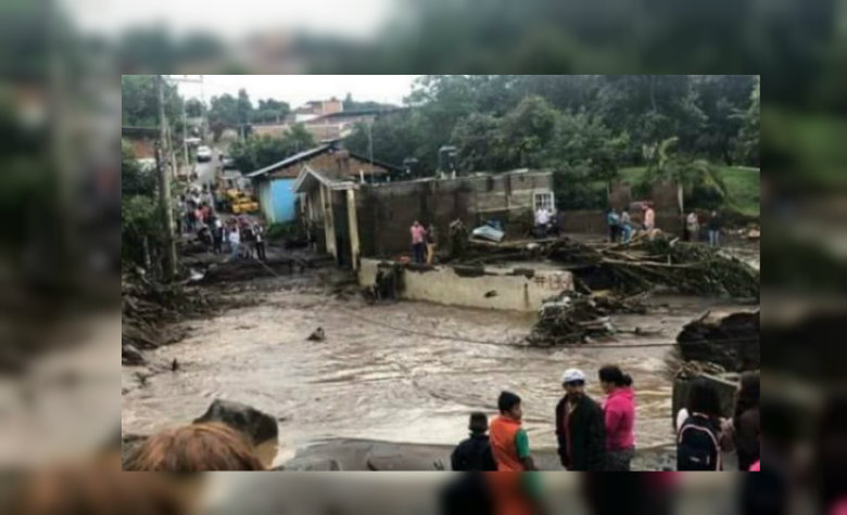 Desbordamiento de río deja 5 muertos en Michoacán