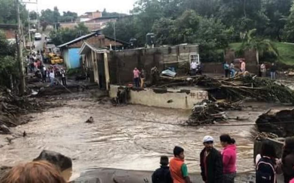 Desbordamiento de río deja tres muertos en Michoacán