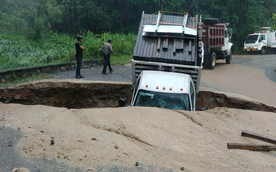 Camioneta cae a socavón en Oaxaca