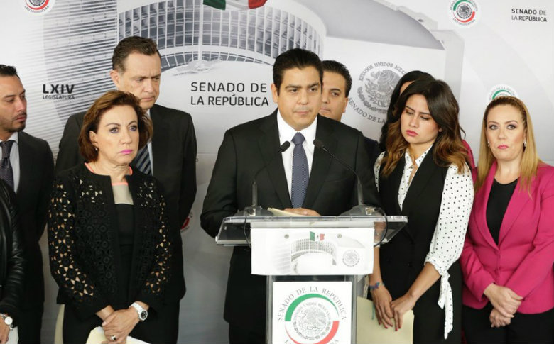 Senador se disculpa con modelo por chat sexual: "no tengo el gusto de conocerla"
