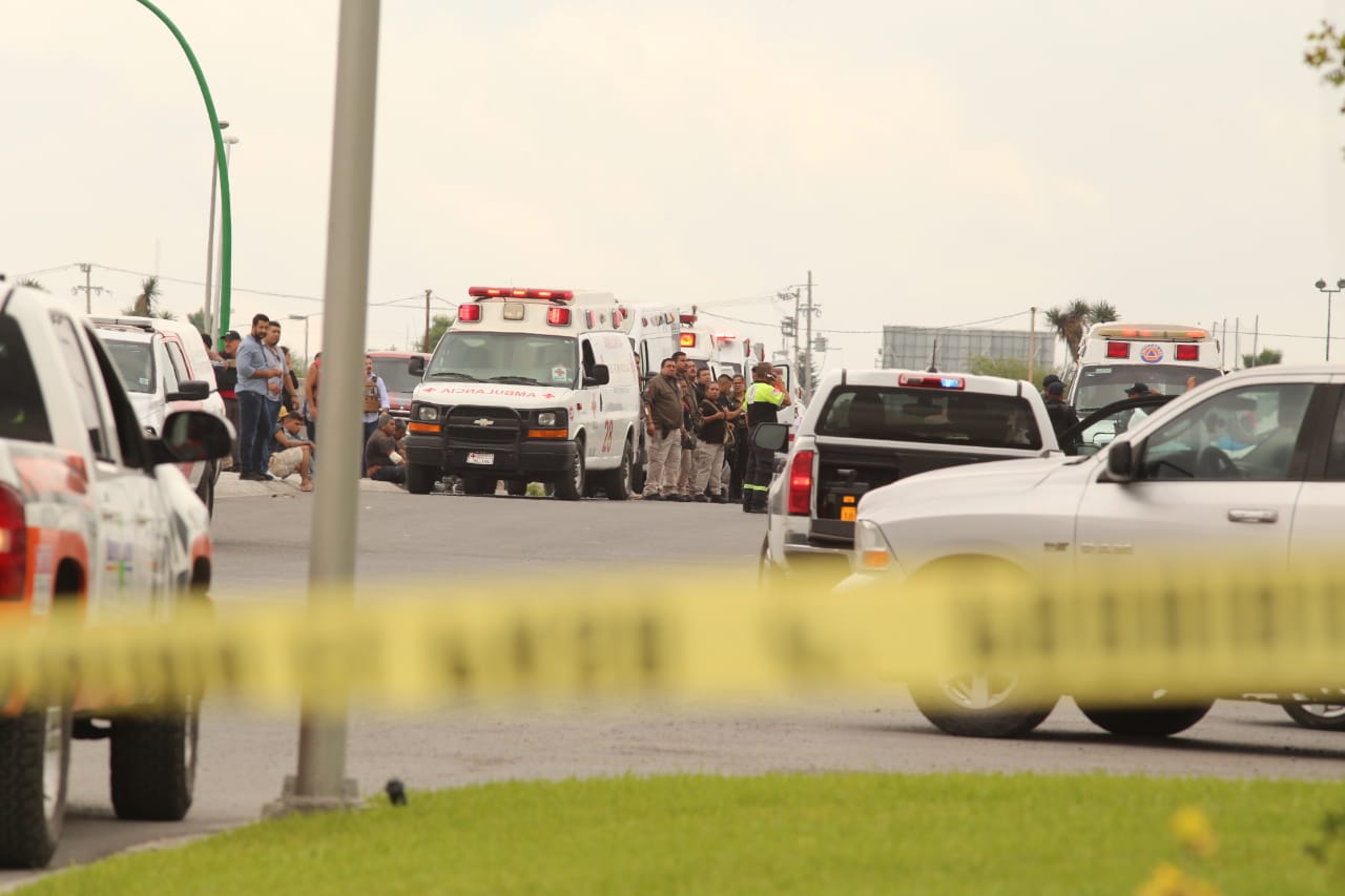 Se derrumba construcción en Monterrey; hay 3 muertos y personas atrapadas